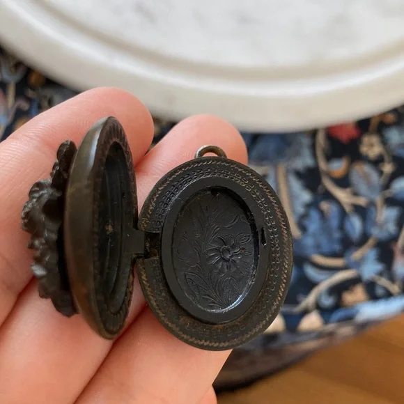 Antique Victorian Gutta Percha/Vulcanite Carved Floral Locket w/Interior Glass - Picture 7 of 14